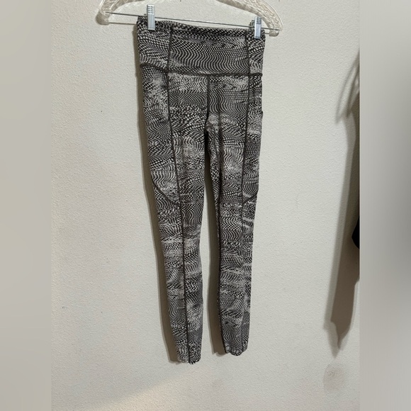 Lululemon leggings size 4 - Picture 2 of 9